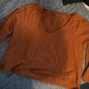 ABLE long sleeve t with hem & shoulder details | 2x | euc